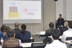提言内容について説明する学生＝曽於市役所