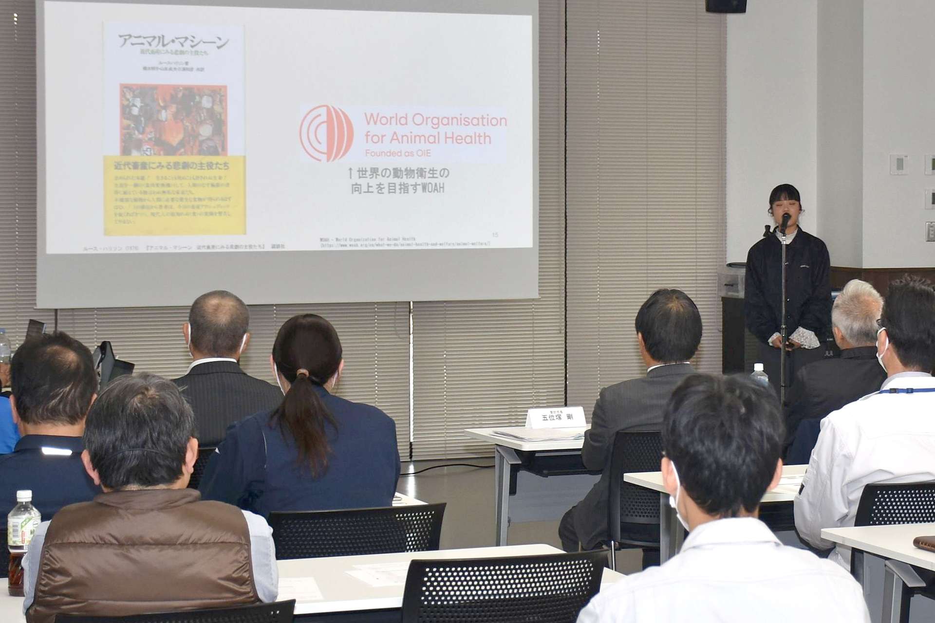 提言内容について説明する学生＝曽於市役所