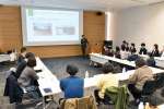 ローカル線の現状に関する説明に耳を傾ける参加者ら＝薩摩川内市のＳＳプラザせんだい