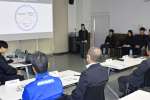 提言内容について説明する学生＝曽於市役所