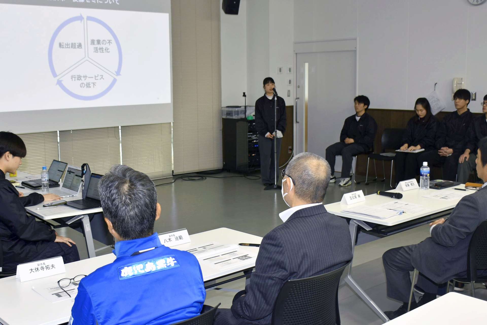 提言内容について説明する学生＝曽於市役所
