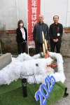 新地寿さん（中央）が手作りした白蛇＝志布志市の志布志東町郵便局