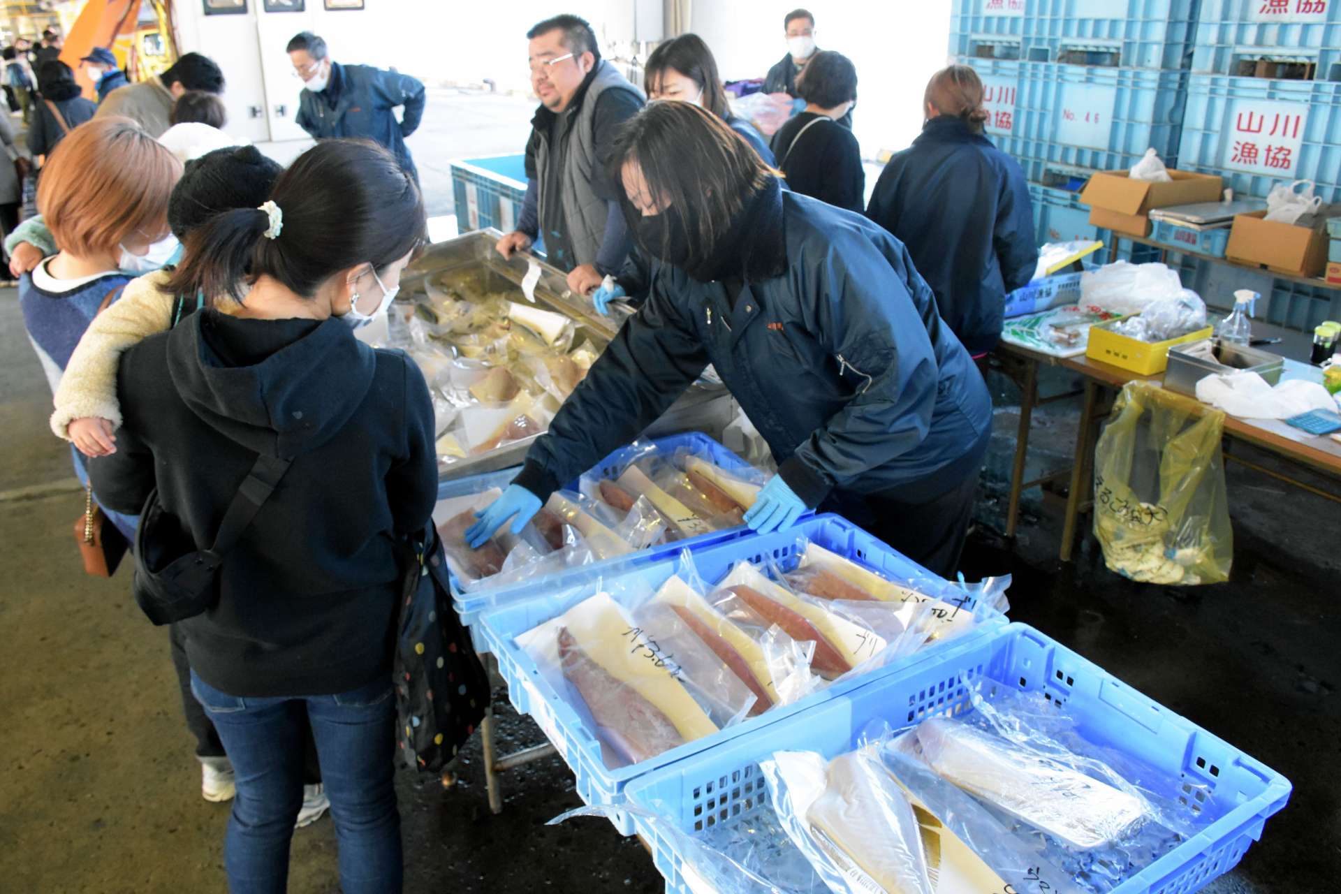 正月用のブリやカンパチが並ぶ売り場＝２９日、指宿市の山川町漁協水揚げ場