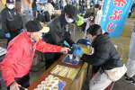 買い物客に茶ぶしを振る舞う関係者＝２９日、指宿市の山川町漁協水揚げ場