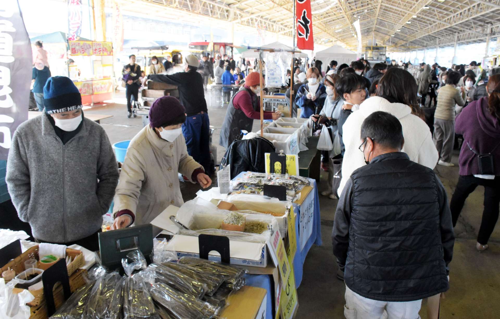 正月用品を買い求める客でにぎわう会場＝２９日、指宿市の山川町漁協水揚げ場