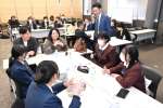 おれんじ鉄道を舞台にした企画を話し合う参加者ら＝薩摩川内市のＳＳプラザせんだい