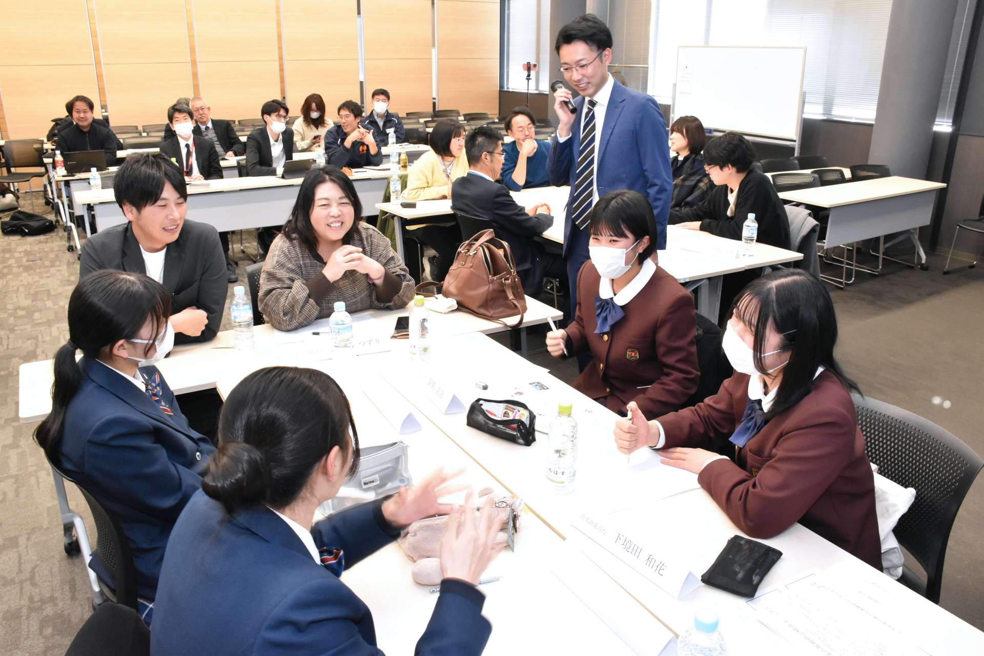 おれんじ鉄道を舞台にした企画を話し合う参加者ら＝薩摩川内市のＳＳプラザせんだい
