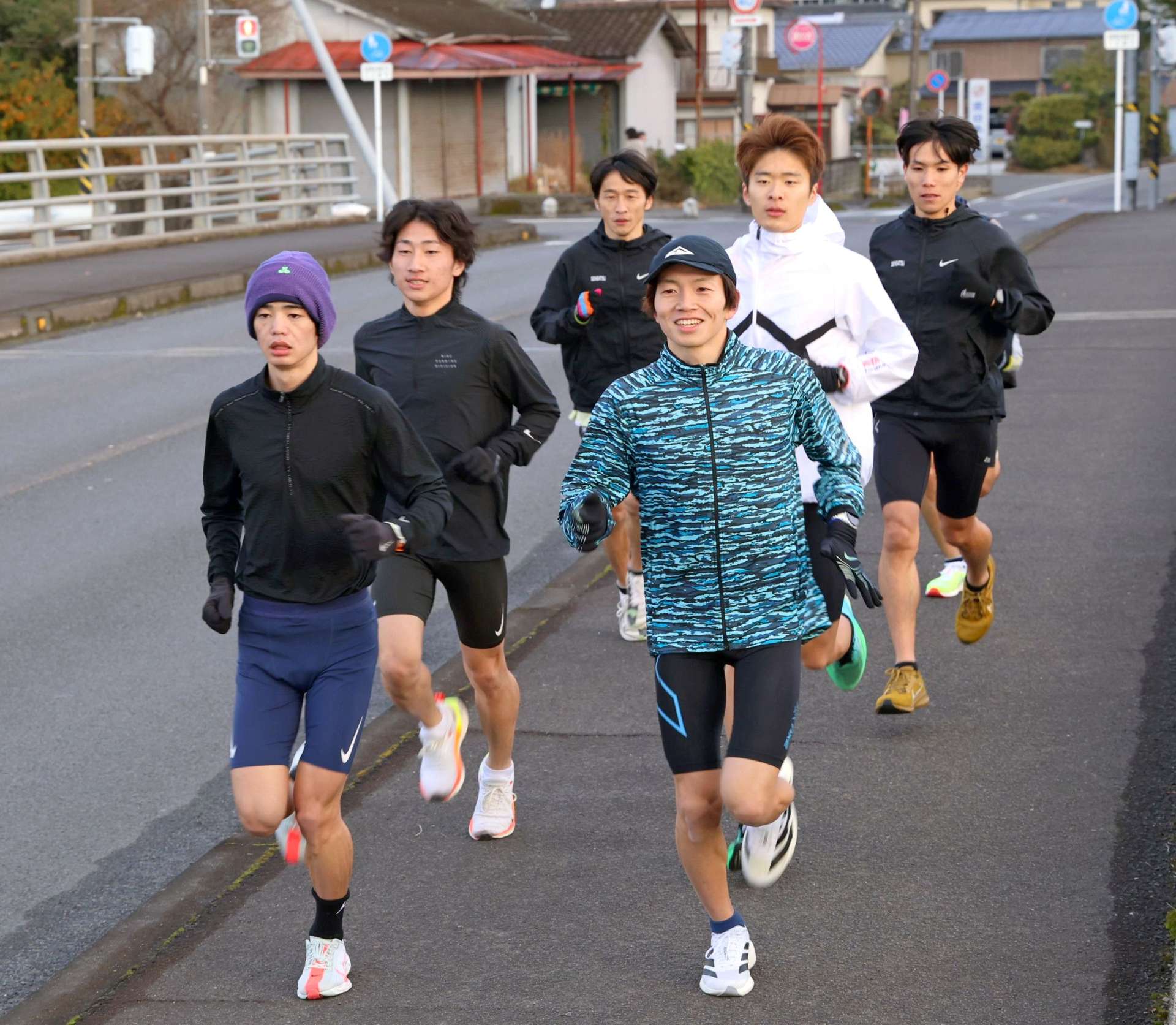 ロードで走り込む選手たち＝薩摩川内市
