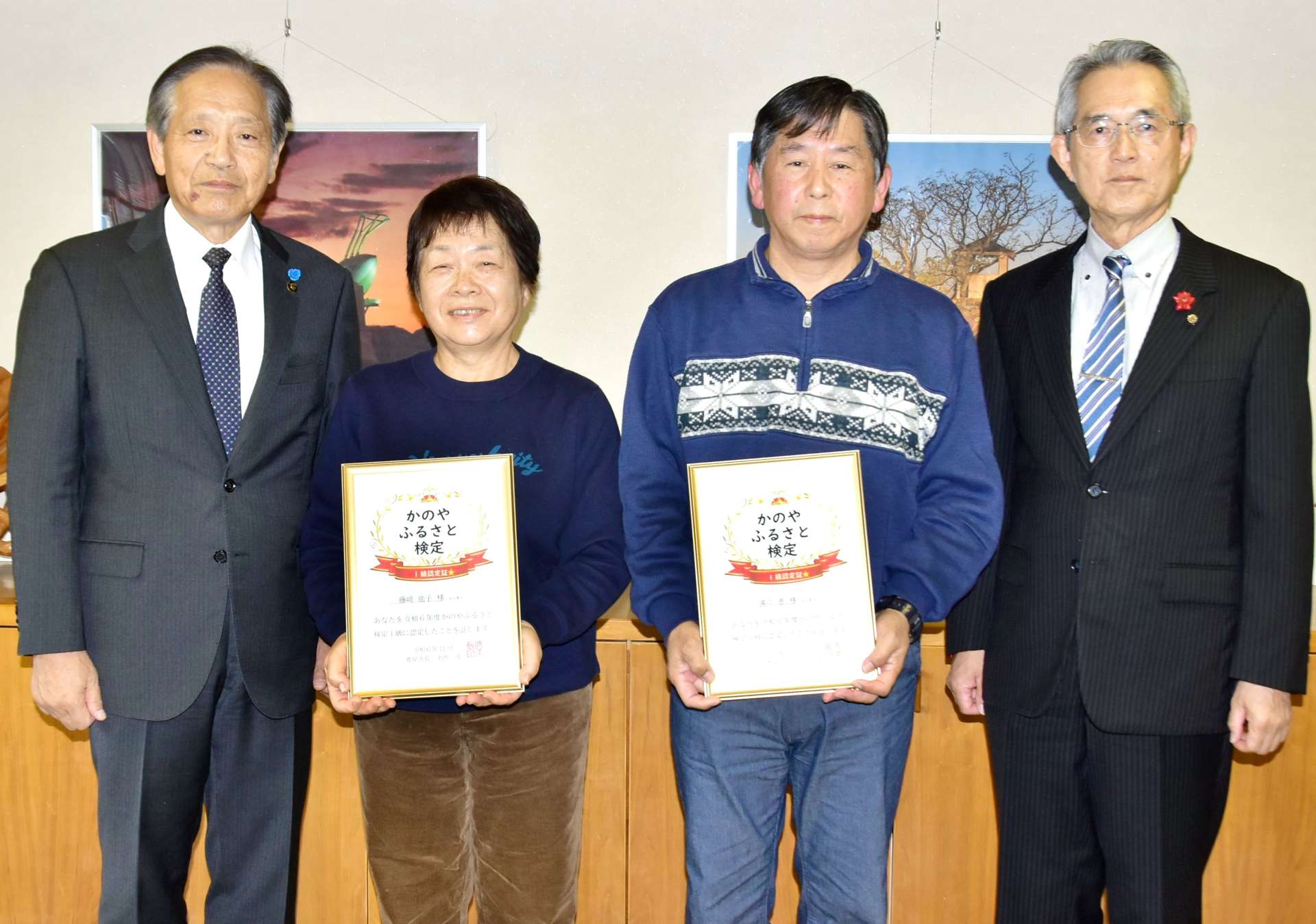 認定証を受け取った藤崎能子さん（中央左）、溝口恵さん（中央右）＝２６日、鹿屋市役所