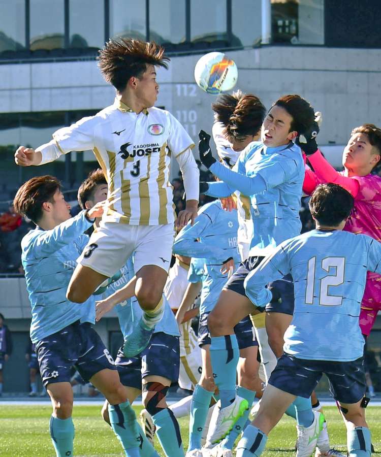 前半、相手ゴールに迫る鹿児島城西のＭＦ中村颯（３）ら＝Ｕ等々力