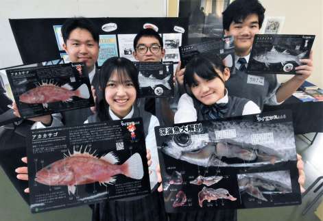 鳳凰高校生が作った深海魚の図鑑下敷き＝南さつま市の同校