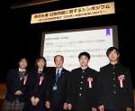 市川健一さん（中央）と入賞した中高生４人＝東京都