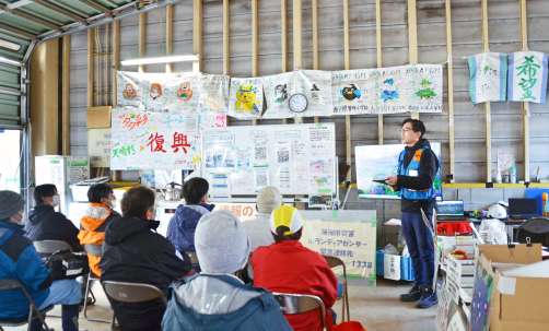 社会福祉協議会の職員に説明を受ける災害ボランティア＝１６日、石川県珠洲市