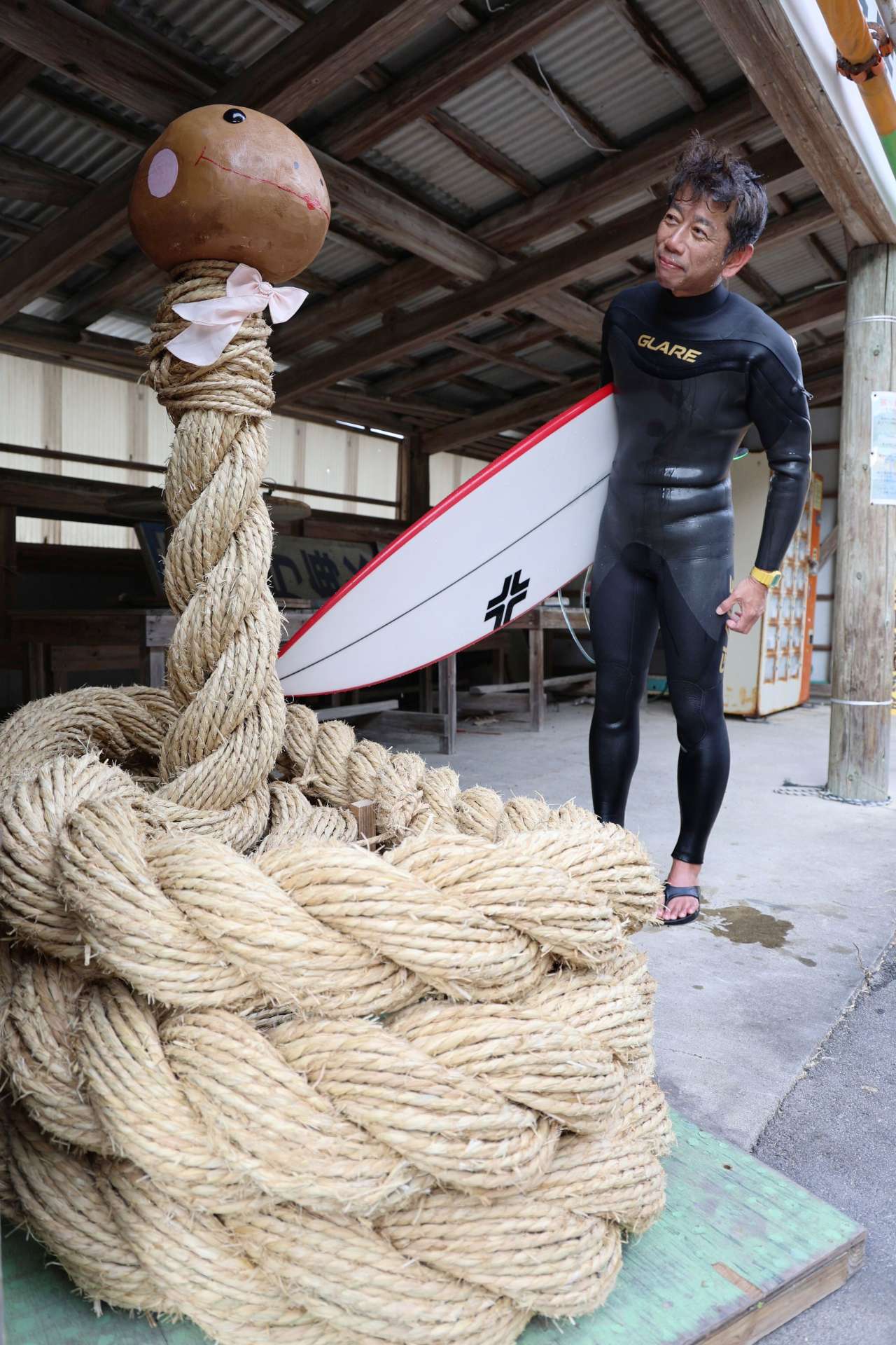 綱引きの大綱で作られたヘビのオブジェ＝薩摩川内市西方町