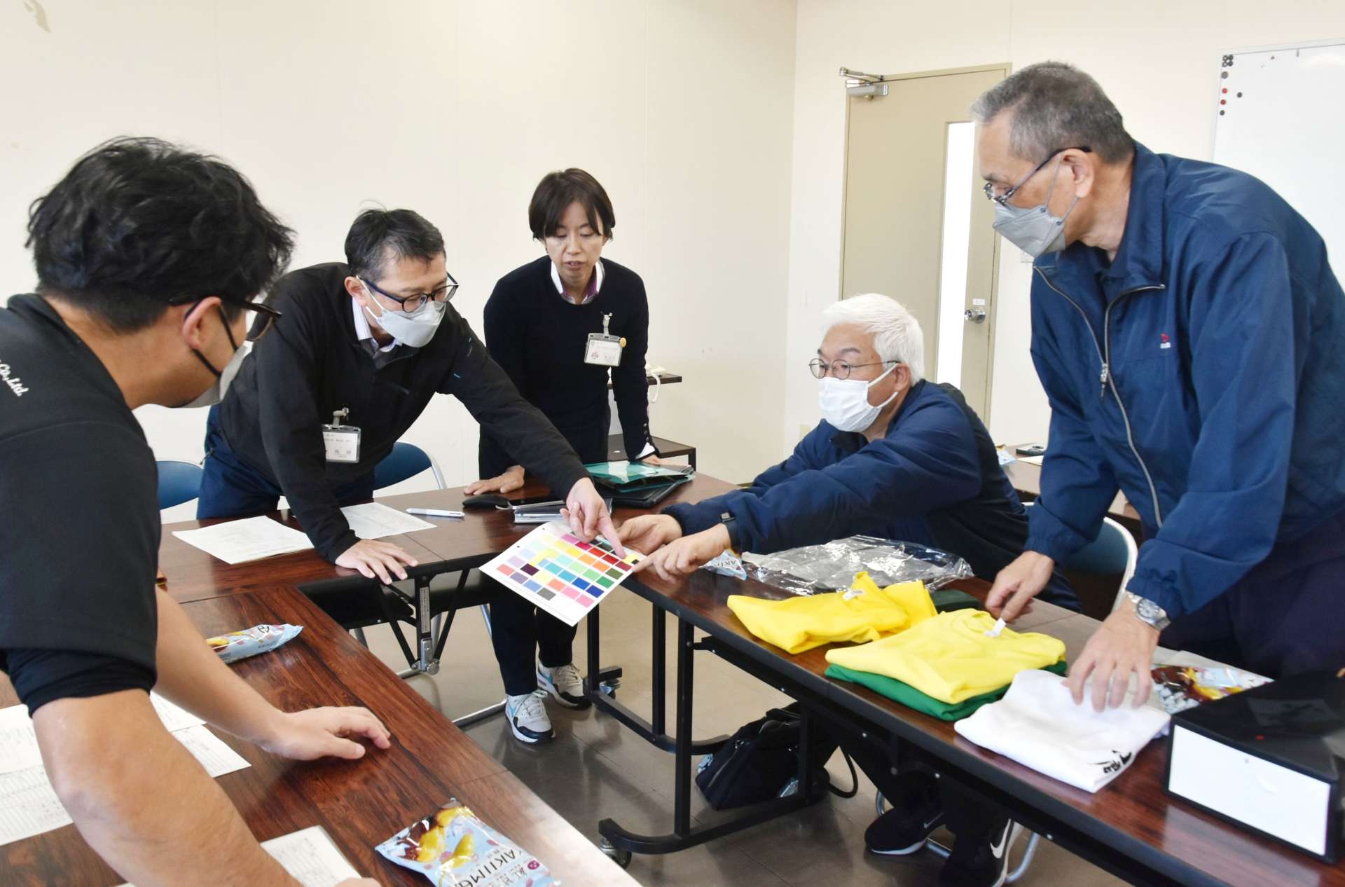 イベントに向けて話し合う酒造会社や市関係者＝鹿屋市役所