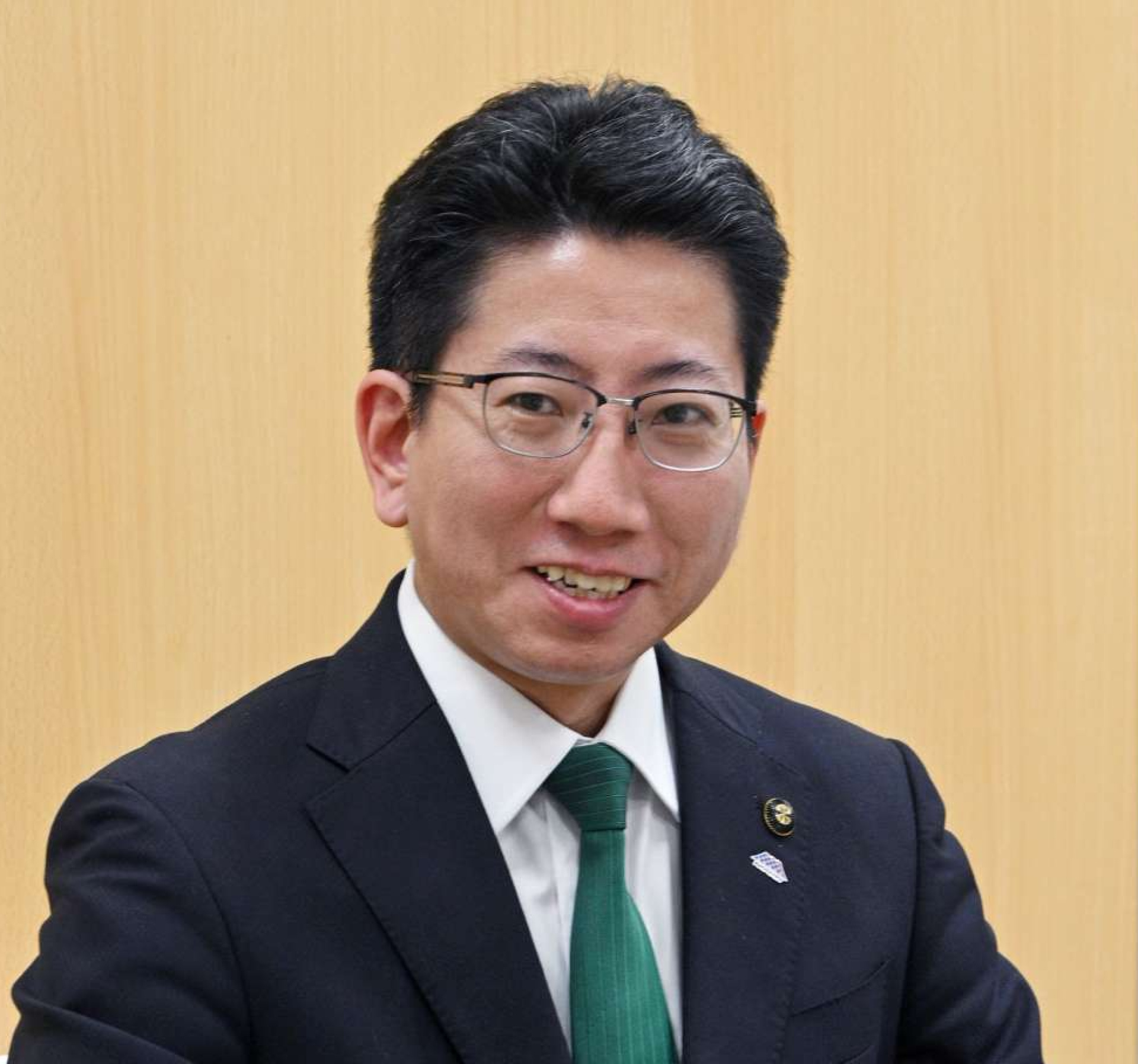 市政運営について「守りだけでなく攻めも必要」と話す下鶴隆央市長＝鹿児島市役所