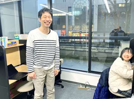 〈関連〉金沢市内に開いた学習拠点で生徒とともに笑顔を見せる熊野謙さん＝２０２４年１２月、金沢市片町１丁目の能登國学習センター