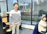 〈関連〉金沢市内に開いた学習拠点で生徒とともに笑顔を見せる熊野謙さん＝２０２４年１２月、金沢市片町１丁目の能登國学習センター