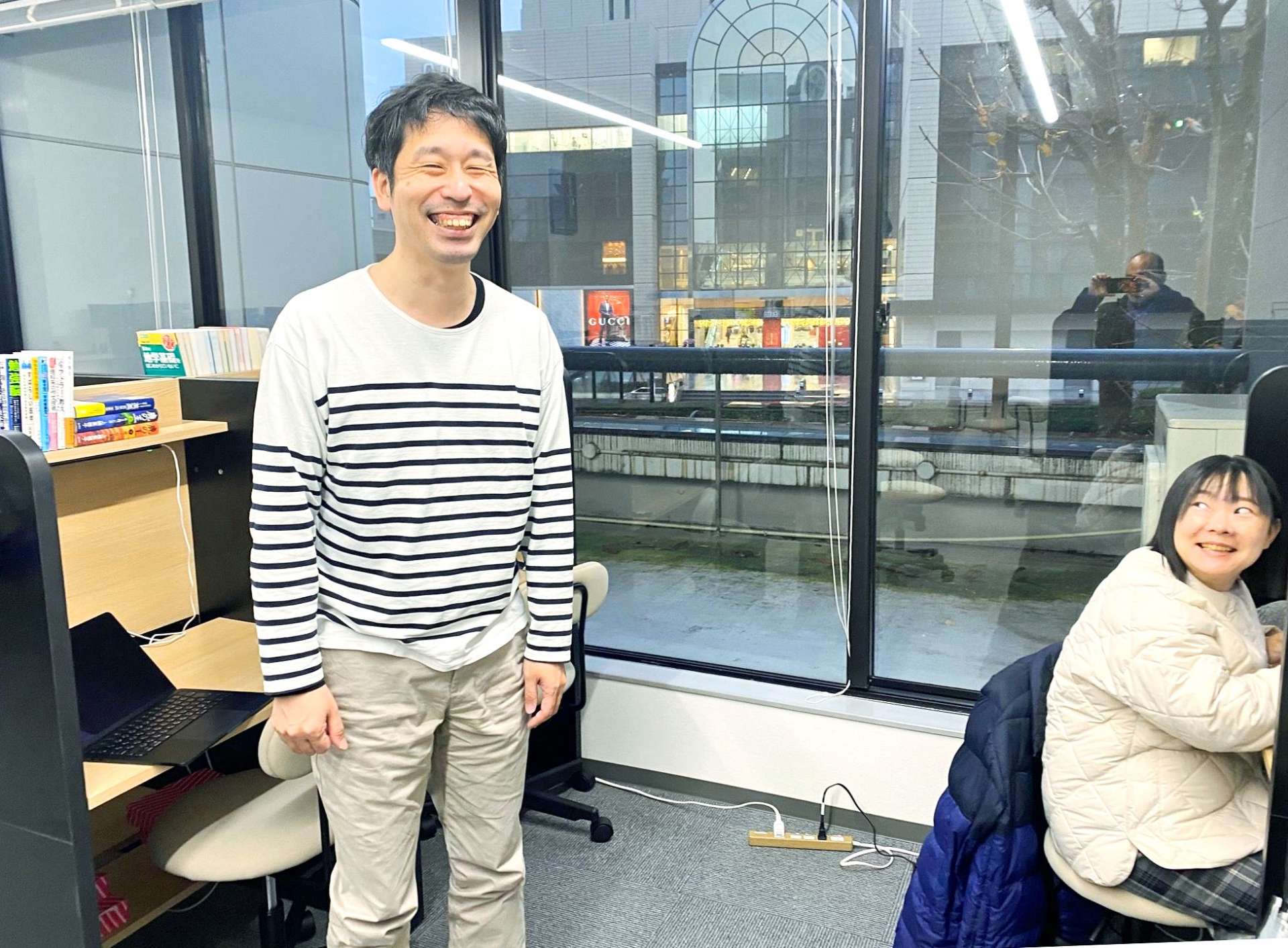 〈関連〉金沢市内に開いた学習拠点で生徒とともに笑顔を見せる熊野謙さん＝２０２４年１２月、金沢市片町１丁目の能登國学習センター