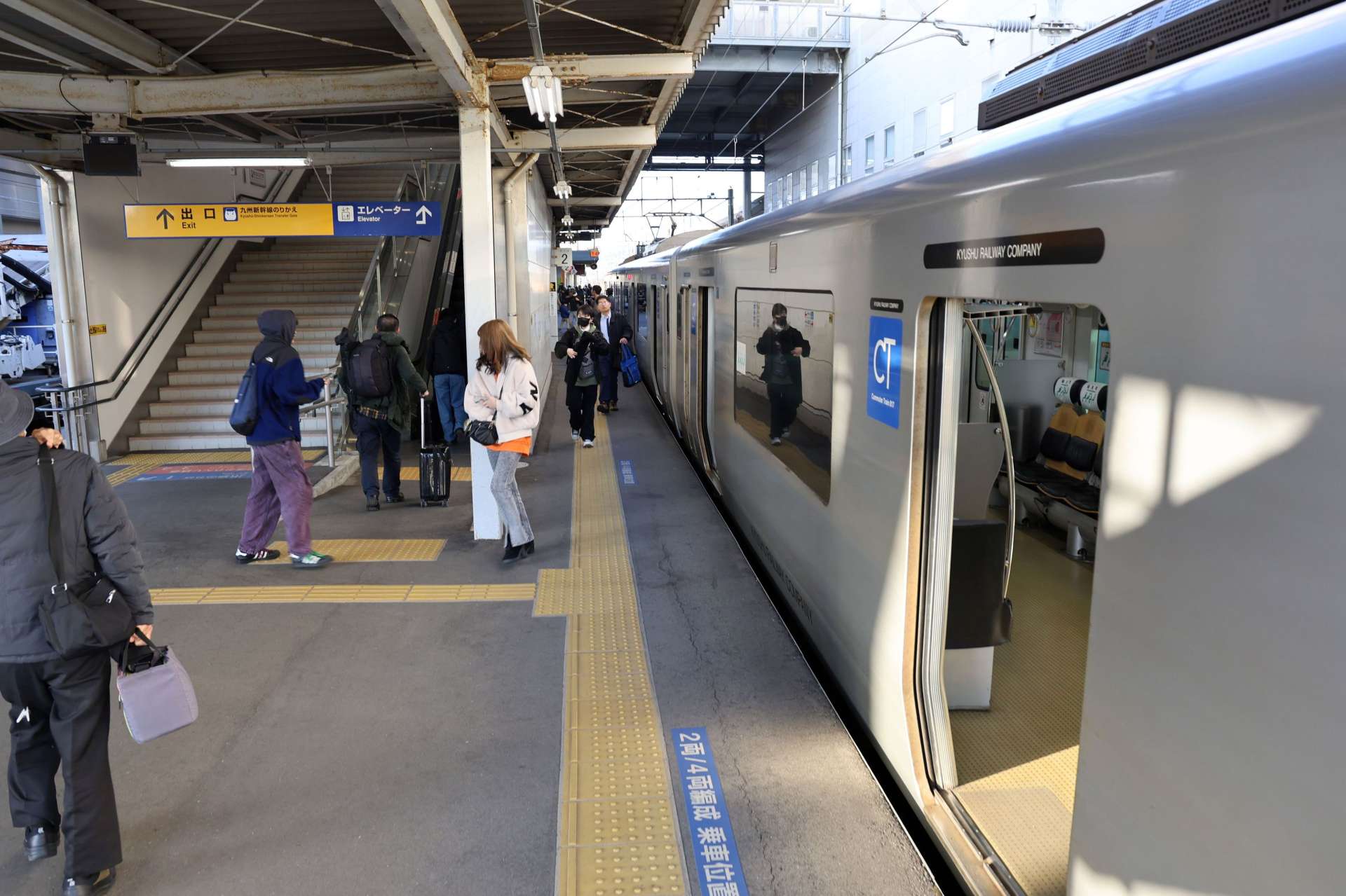〈関連〉脱線事故後、運行を再開した第１便からホームへ降りる乗客ら＝３１日午後４時１５分ごろ、薩摩川内市の川内駅