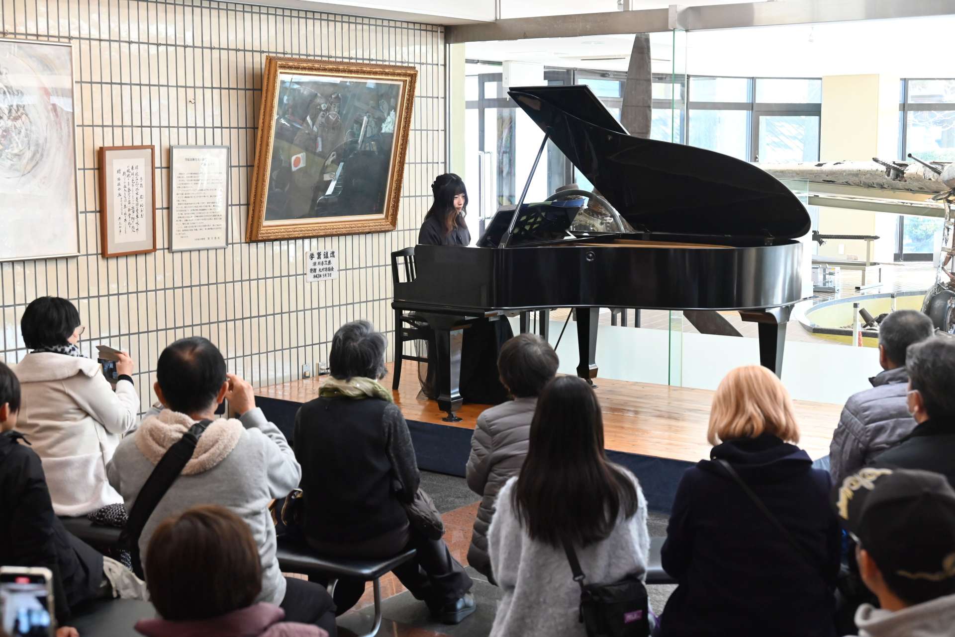 平和の願い込めてピアノを弾く参加者＝１日、南九州市の知覧特攻平和会館