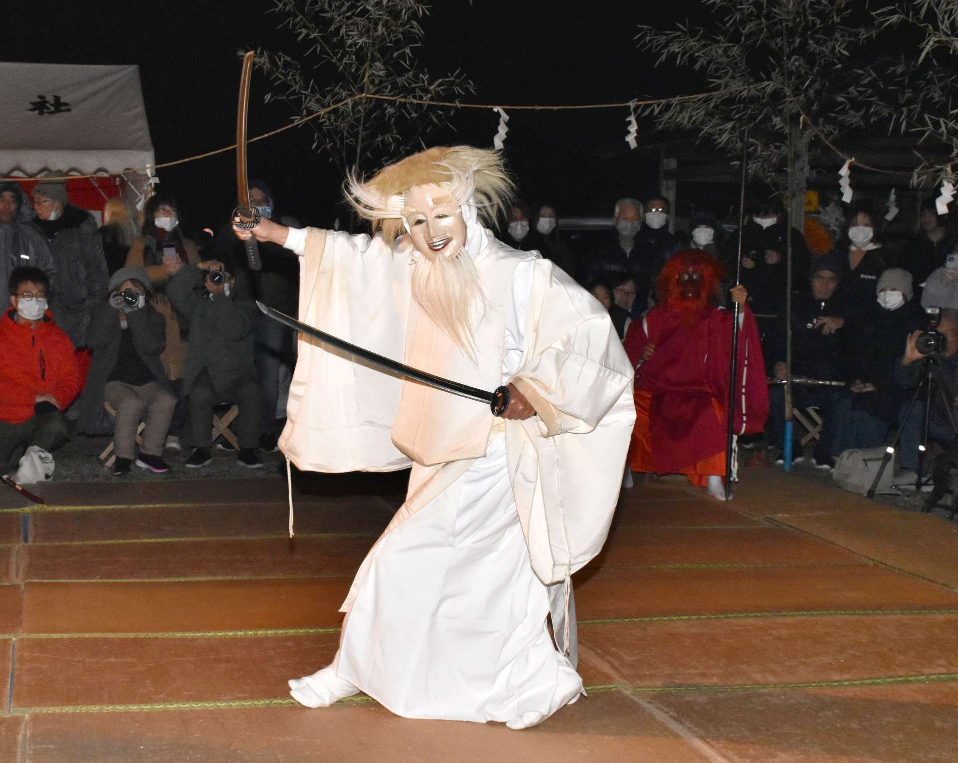 多くの観客が見守る中で舞う演者＝１日午前０時半ごろ、薩摩川内市の大宮神社