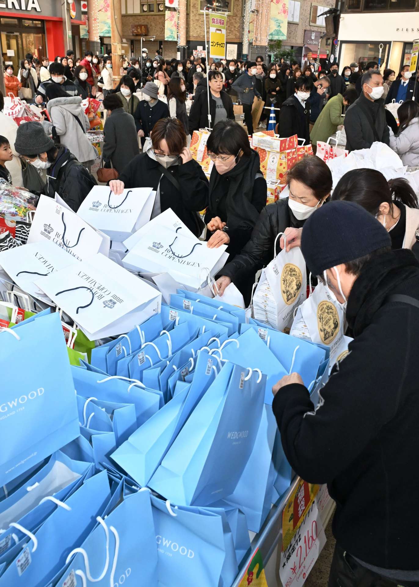 〈別カット〉初商いで福袋を求める買い物客＝２日、鹿児島市の天文館ベルク広場