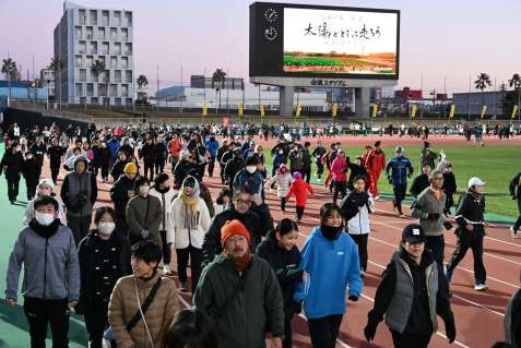 思い思いのペースで走る参加者＝１日、鹿児島市の白波スタジアム