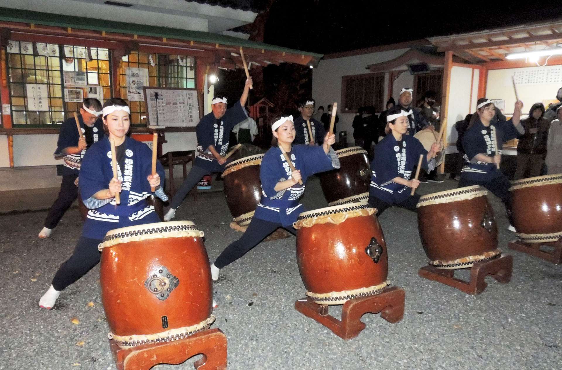 ２５年目の初打ち奉納で、勇壮な音色を響かせる指宿湯豊太鼓のメンバー＝１日午前０時過ぎ、指宿市の揖宿神社