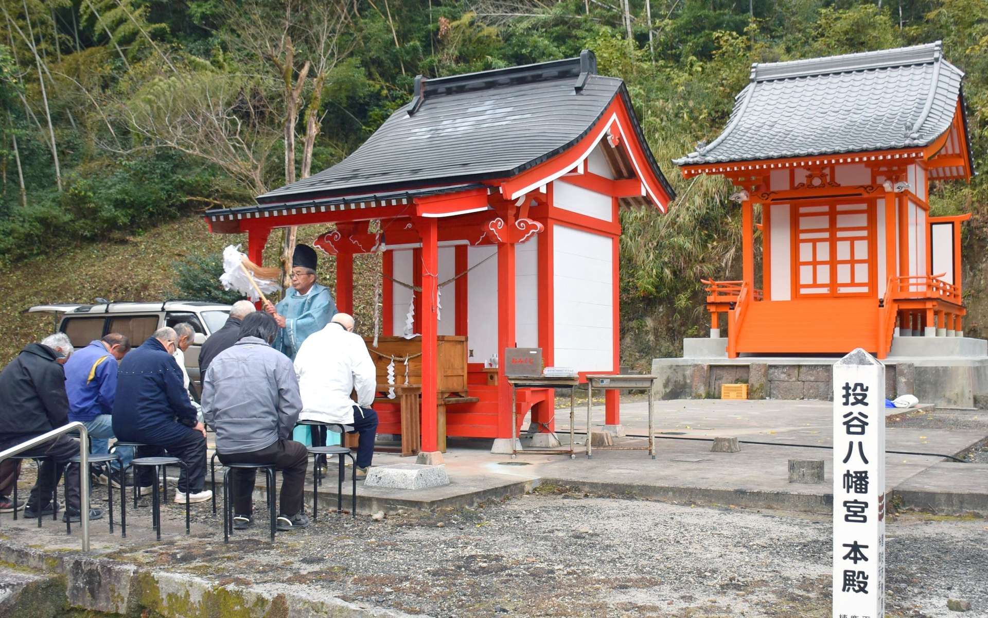 完成した朱塗りの本殿（奥）＝曽於市大隅の投谷八幡宮