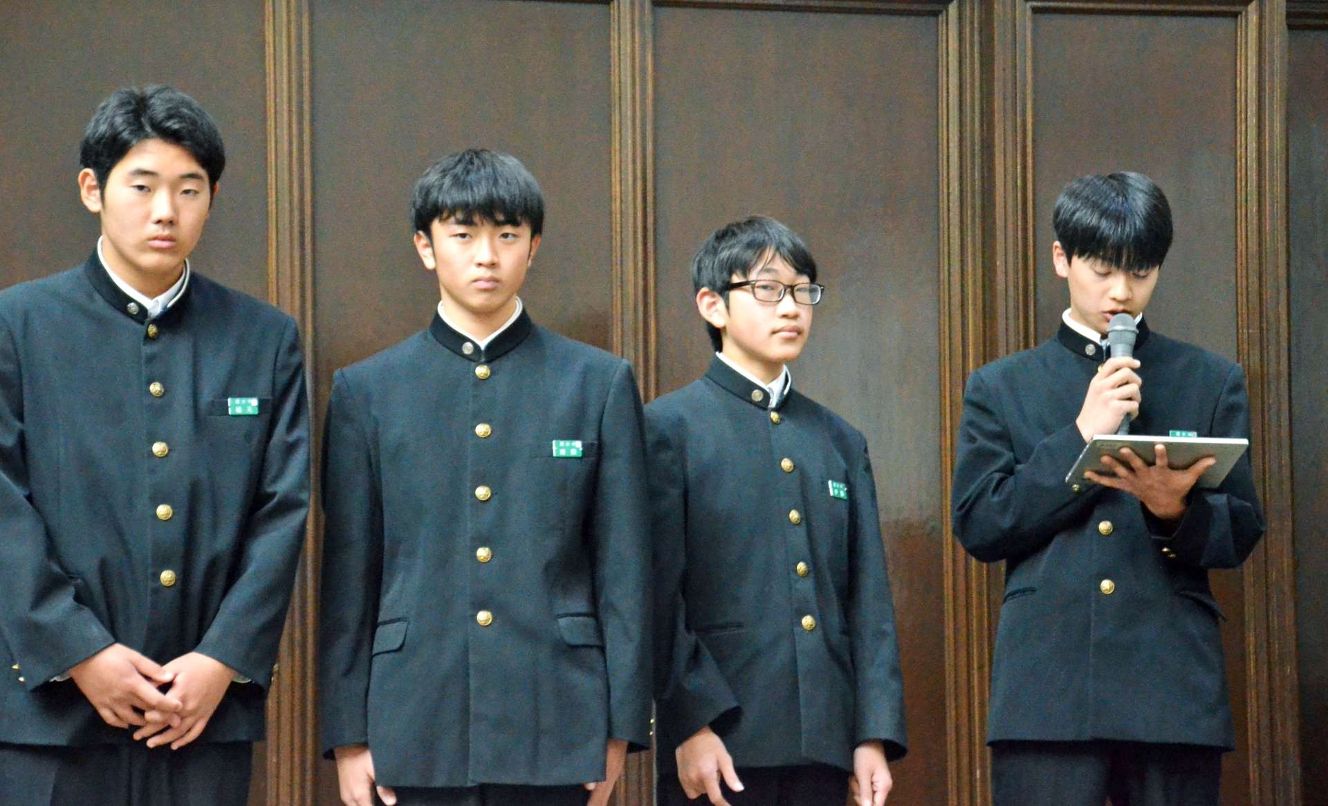 鹿児島市の下鶴隆央市長に街づくり案を提言する生徒＝市役所