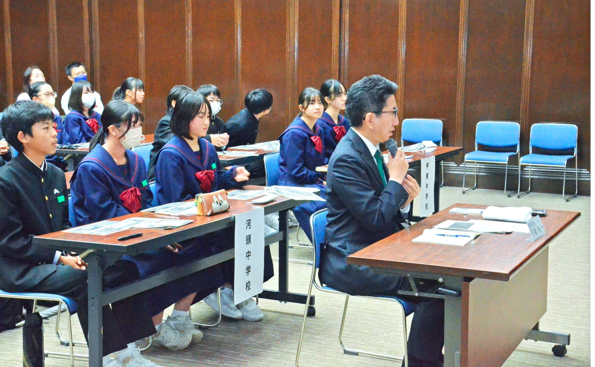 生徒の提言について講評する鹿児島市の下鶴隆央市長＝市役所