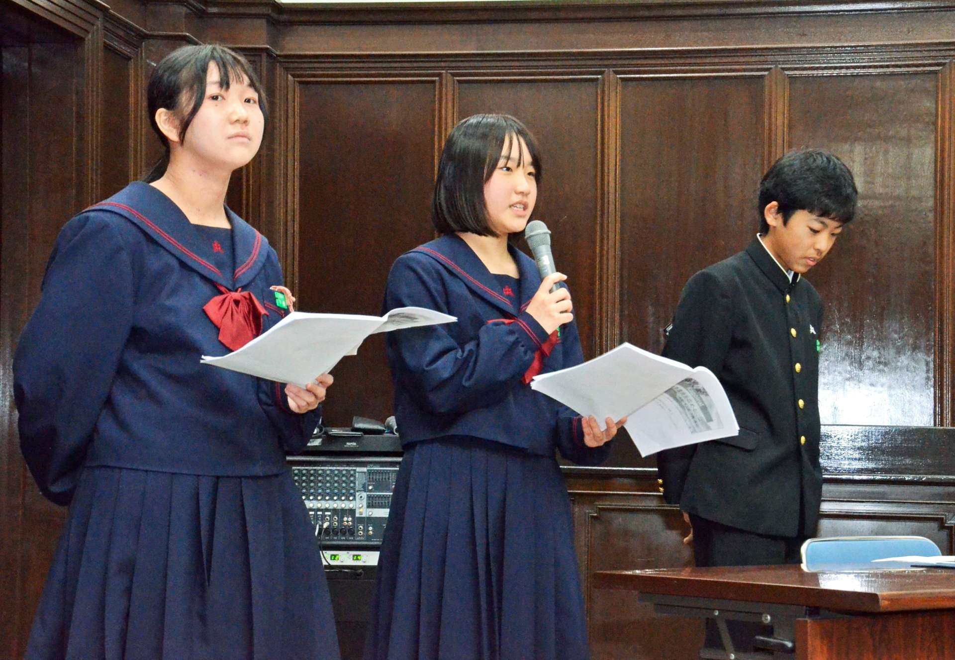 鹿児島市の下鶴隆央市長に街づくり案を提言する生徒＝市役所