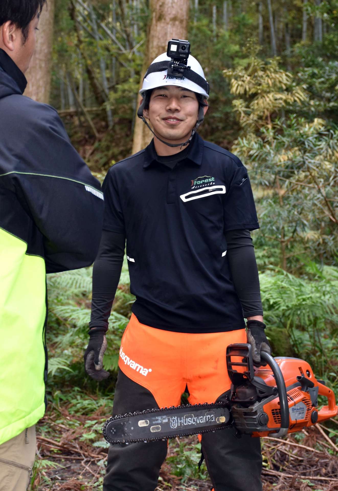動画撮影の打ち合わせをする前畑太輝さん＝姶良市蒲生