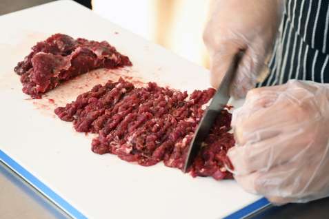 シカ肉のミンチ。こねる前にたたいて細かくする