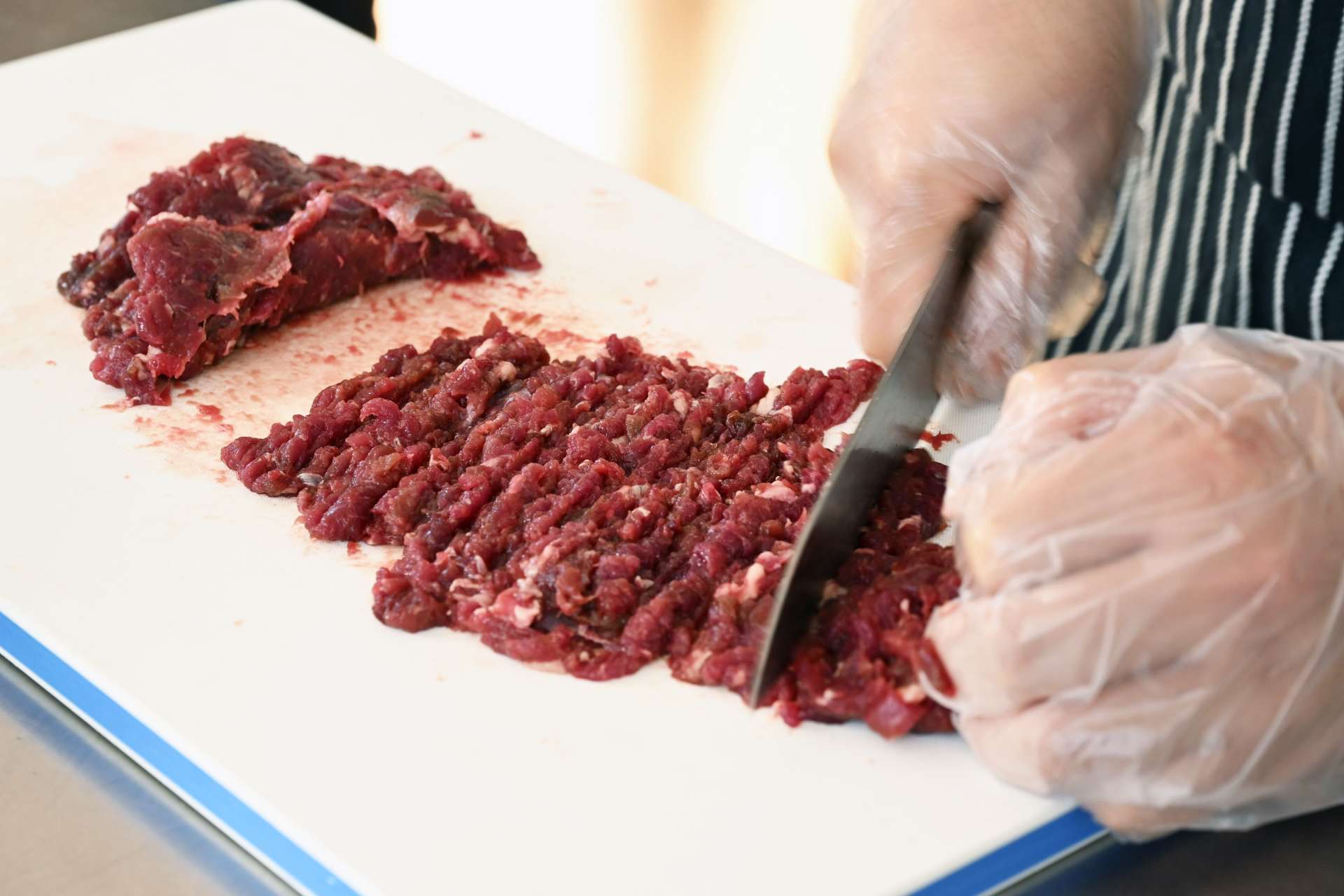 シカ肉のミンチ。こねる前にたたいて細かくする
