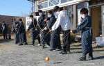 転がる的を狙って矢を放つ子どもたち＝２日、枕崎市桜木町の小江平公民館