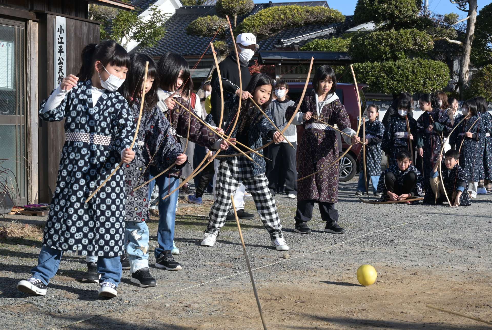 転がる的を狙って矢を放つ子どもたち＝２日、枕崎市桜木町の小江平公民館
