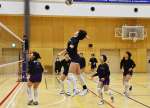 練習試合で調整をする女子・鹿児島実の選手＝東京都の高陵中