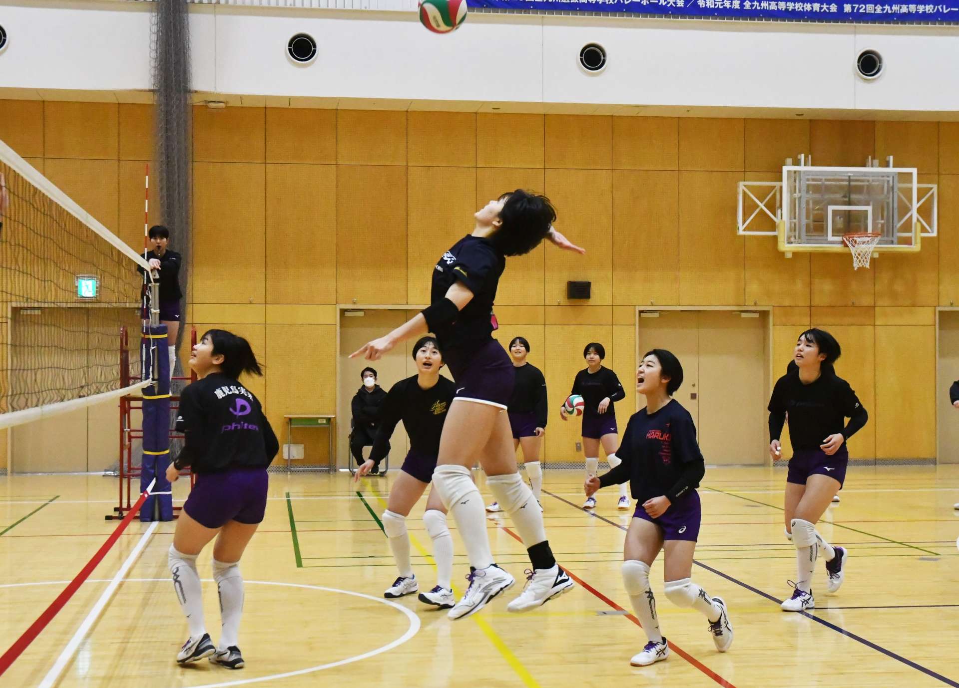 練習試合で調整をする女子・鹿児島実の選手＝東京都の高陵中