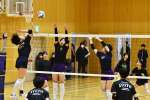 練習試合でブロックに跳ぶ鹿実の選手＝東京都の高陵中