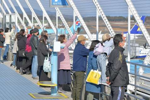 展望デッキから手を振る大勢の見送り客＝４日午前、霧島市の鹿児島空港