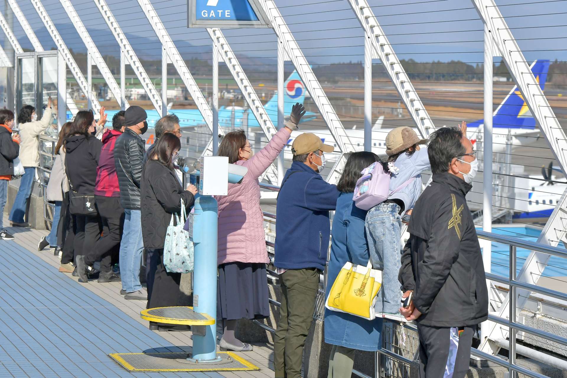 展望デッキから手を振る大勢の見送り客＝４日午前、霧島市の鹿児島空港