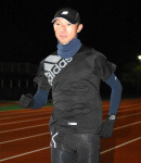 黙々と走り込む吉留達郎さん＝出水市文化町