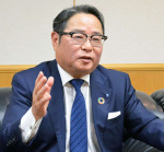 インタビューに答える九州電力の池辺和弘社長＝福岡市