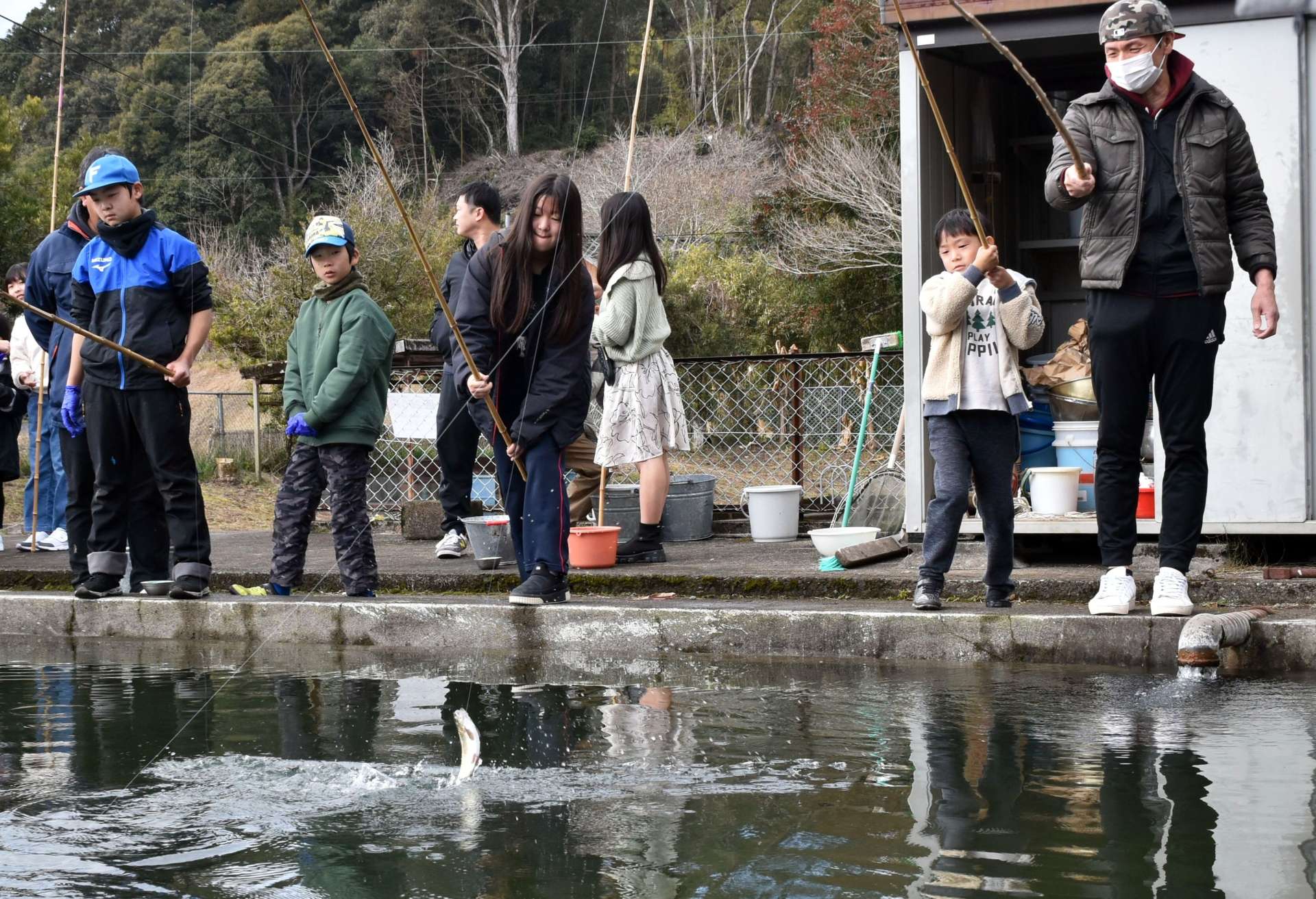 ニジマス釣りを楽しむ家族連れら＝霧島市牧園の万膳小学校