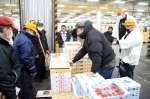 イチゴが並ぶ青果市場の初競り＝５日、鹿児島市東開町