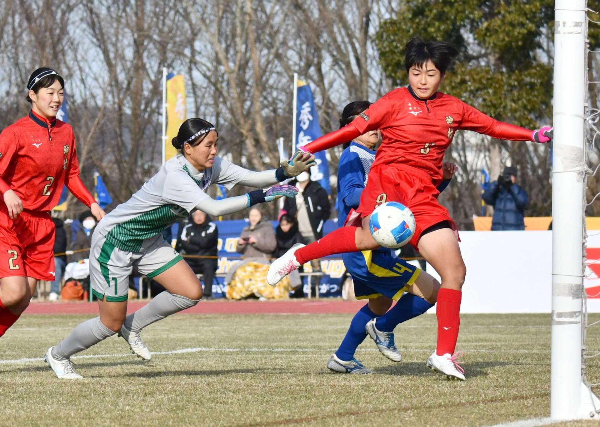 前半６分、ＦＷ安田がキーパーがはじいたボールを見逃さず先制する＝三木総合防災公園