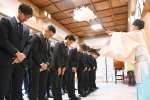 必勝祈願を行う鹿児島Ｕの選手ら＝５日、鹿児島市の照国神社