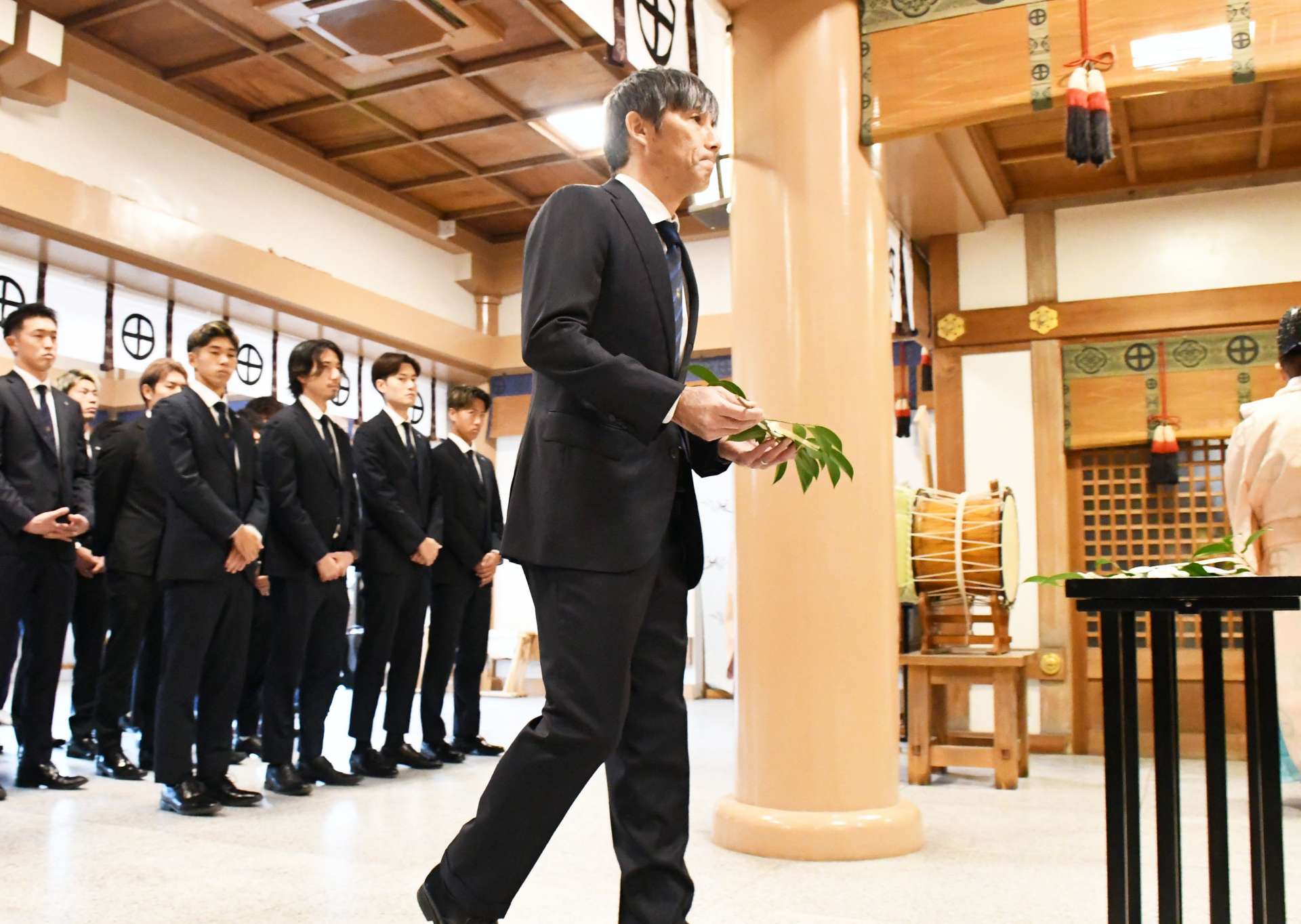必勝祈願で玉串を奉納する鹿児島Ｕの相馬直樹監督＝５日、鹿児島市の照国神社